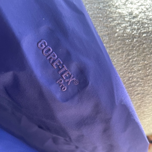 ARC’TERYX, women’s purple Gore-Tex Pro, Size M - Picture 7 of 9